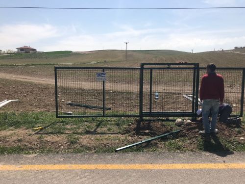 uçar kapı,uzay kapı,beton direk, kafes tel, dikenli tel, panel çit, çimçit, halı saha